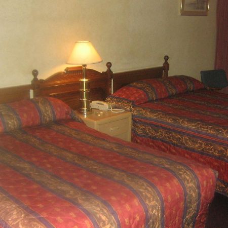 Town And Country Motor Hotel YYC Esterno foto