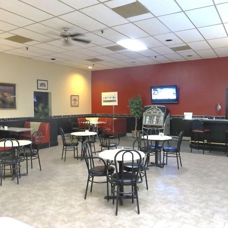 Town And Country Motor Hotel YYC Esterno foto