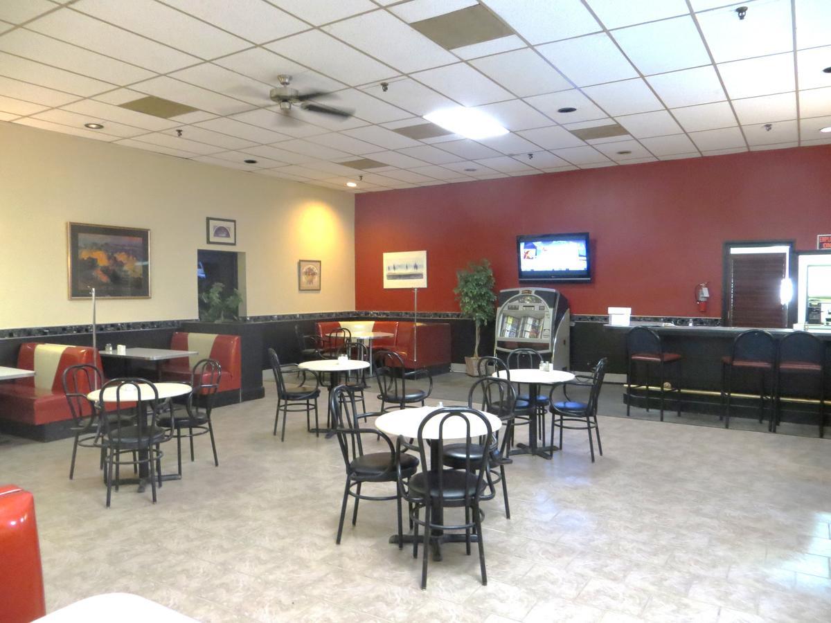 Town And Country Motor Hotel YYC Esterno foto