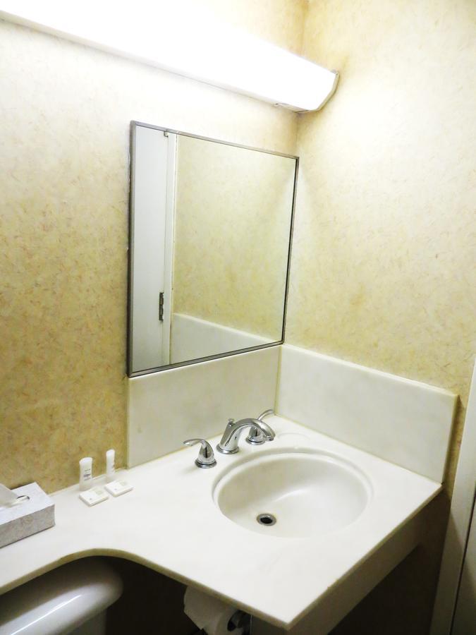 Town And Country Motor Hotel YYC Esterno foto