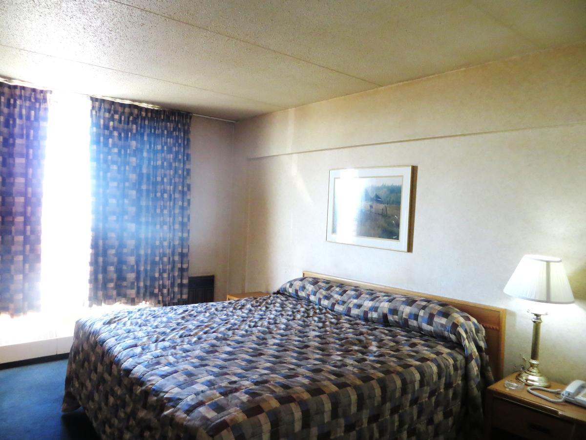 Town And Country Motor Hotel YYC Esterno foto