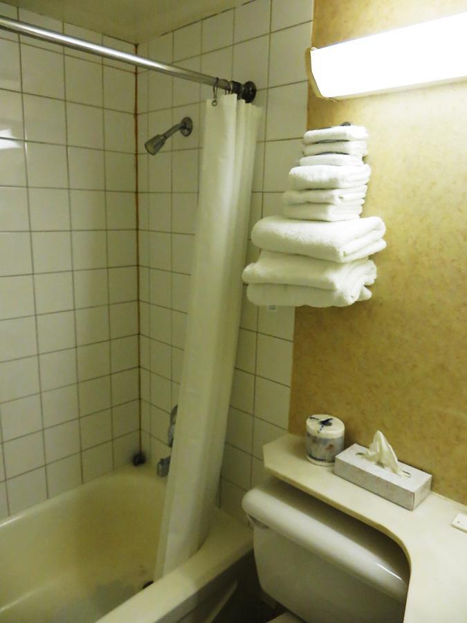 Town And Country Motor Hotel YYC Esterno foto